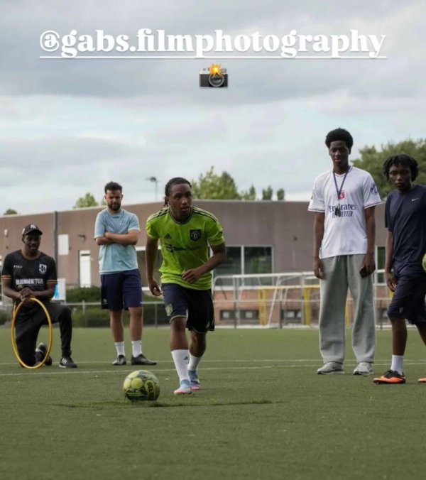 金谷子 法甲天才前锋穿曼联球衣踢球，标价5000万！红魔或免费签英超空霸