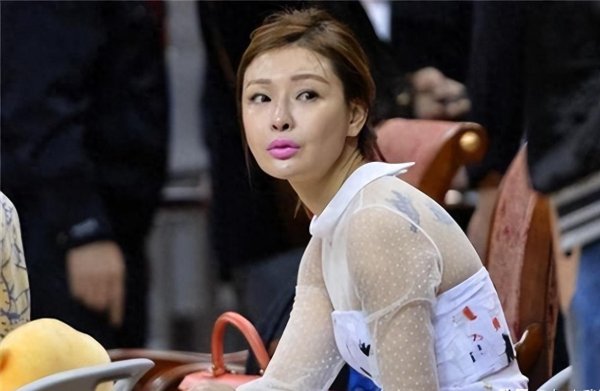 对对配 CBA最美老板娘，背部纹身很有个性，曾给易建联2000万年薪