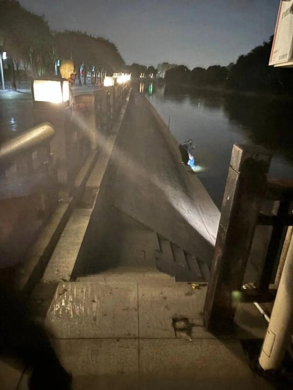 亿润配资 广东一女子中元节深夜遛狗听到呼唤声“以为是幻觉”，桥下竟有一男子呼救，其头部受伤流血