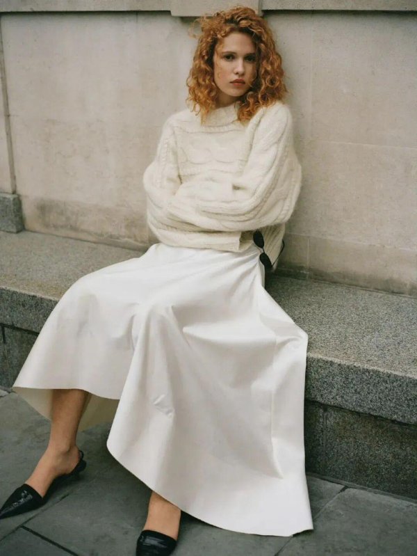 亿配资 今年流行 “ 大毛衣+半裙 ”，轻松穿出秋天高级感！！